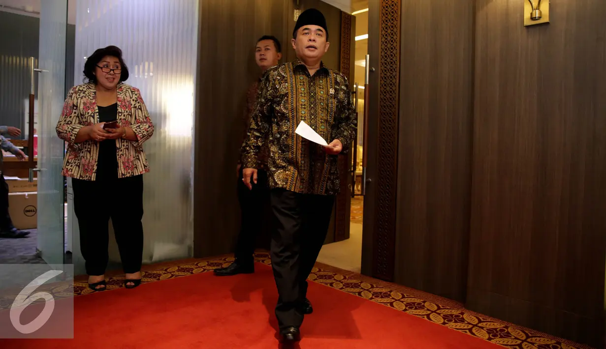 Ketua DPR Ade Komarudin jelang memberikan keterangan pers terkait surat permintaan pertimbangan pengangkatan Komjen (Pol) Budi Gunawan (BG) jadi Kepala BIN oleh Presiden Jokowi, Senayan, Jakarta, Jumat (02/9). (Liputan6.com/Johan Tallo)