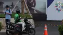 Pengemudi ojek online menunggu penumpang di Senayan, Jakarta, Selasa (19/3). Permenhub No.12 tahun 2019 mengatur empat hal yakni, keselamatan, kemitraan, suspensi mitra driver dan biaya jasa atau tarif ojek online. (Liputan6.com/Helmi Fithriansyah)