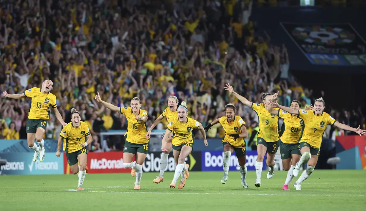 Sejumlah pemain Timnas Australia melakukan selebrasi setelah menang atas Prancis pada babak adu penalti saat perempat final Piala Dunia Wanita 2023 di Brisbane Stadium, Brisbane, 12 Agustus 2023. (AP Photo/Tertius Pickard)