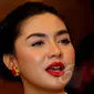 Vicky shu yang bernama asli Vicky Veranita Yudhasoka itu tampak hot dengan polesan lipstik merah menyala di bibir seksinya ketika ditemuidi kawasan Jakarta Pusat, Senin (11/5/2015). (Liputan6.com/Faisal R Syam)