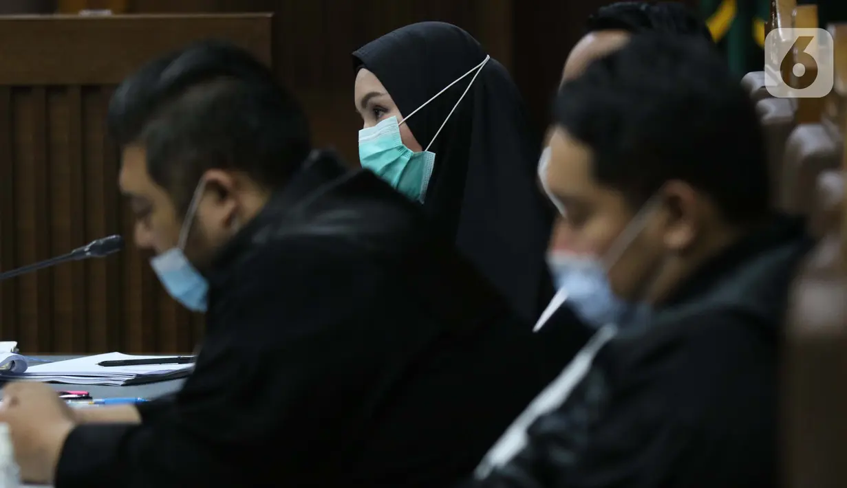 Terdakwa dugaan suap dan tindak pidana pencucian uang terkait pengurusan fatwa Mahkamah Agung untuk Djoko S Tjandra, Pinangki Sirna Malasari (tengah) saat menjalani sidang di Pengadilan Tipikor Jakarta, Rabu (25/11/2020). Sidang mendengar keterangan saksi-saksi. (Liputan6.com/Helmi Fithriansyah)