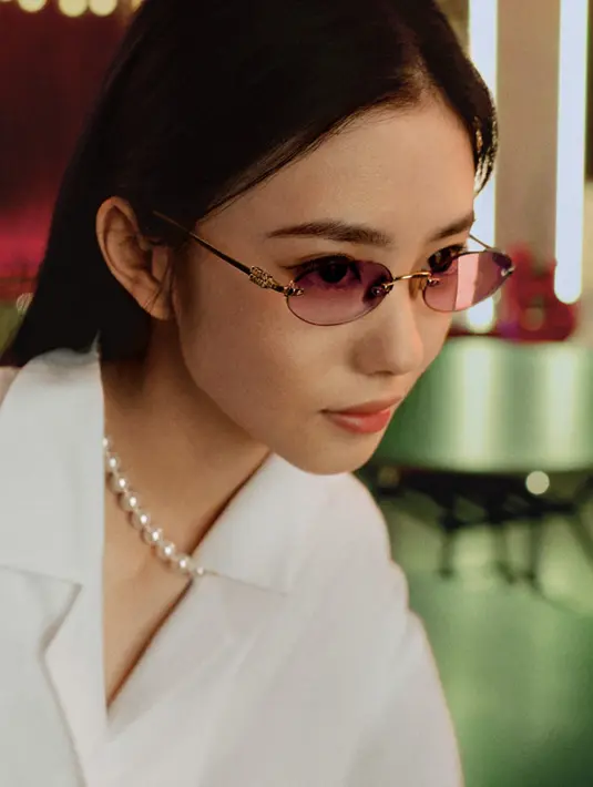 Berlatar belakang Yi Lau Yi, restoran teh Kanton yang ramai di Beijing, cerita ini menangkap kedua aktor dalam adegan aneh saat mereka dihibur oleh band lokal beranggotakan tiga orang. [Foto: Miu Miu. Dok]