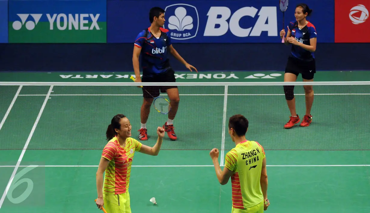 Ganda campuran Tiongkok, Zhang Nan/Zhao Yunlei mengepalkan tangan usai menumbangkan pemain Indonesia, Alfian Eko Prasetya/Annisa Saufika di BCA Indonesia Open 2016,Jakarta,  (3/6). Alfian/Annisa kalah 11-21,21- 10, 14-21. (Liputan6.com/Helmi Fithriansyah)