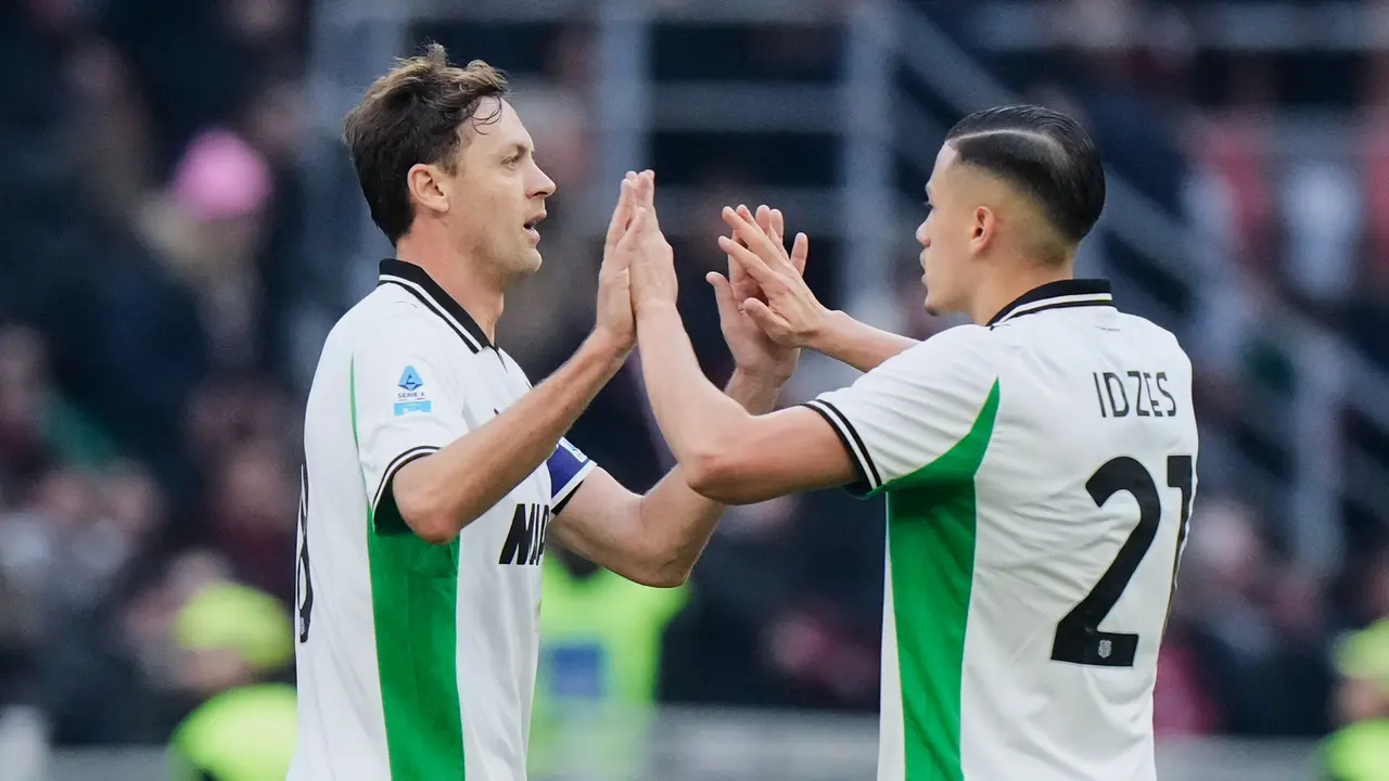 Foto: Aksi Jay Idzes Meredam Serangan Pemain AC Milan di Liga Italia
