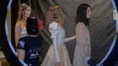 Model saat dirias di belakang panggung sebelum tampil membawakan busana Jay Star Jeans di Colombiamoda sebagai bagian dari Colombia Fashion Week di Medellin, Departemen Antioquia, Kolombia (25/7). (AFP Photo/Joaquin Sarmiento)
