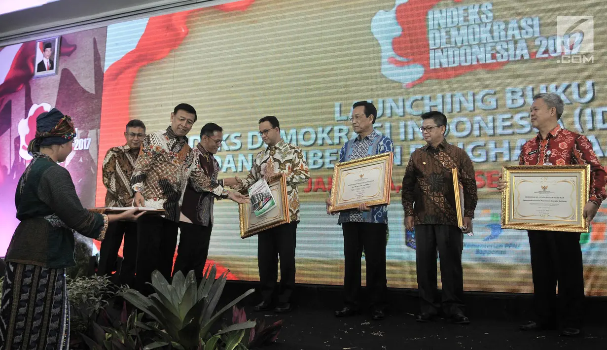 Menko Polhukam Wiranto menyerahkan piagam penghargaan Indeks Demokrasi Indonesia (IDI) 2017 kepada sejumlah pemimpin daerah di Jakarta, Kamis (13/12). Baru 4 provinsi yang nilai indeks demokrasinya berkategori baik di atas 80. (Merdeka.com/Iqbal Nugroho)
