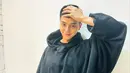 <p>Penggemar akhirnya dapat melihat potongan rambut cepak Song Kang untuk pertama kalinya. Dengan tersenyum malu dia memegang kepalanya. (Foto: Instagram/ songkang_b)</p>