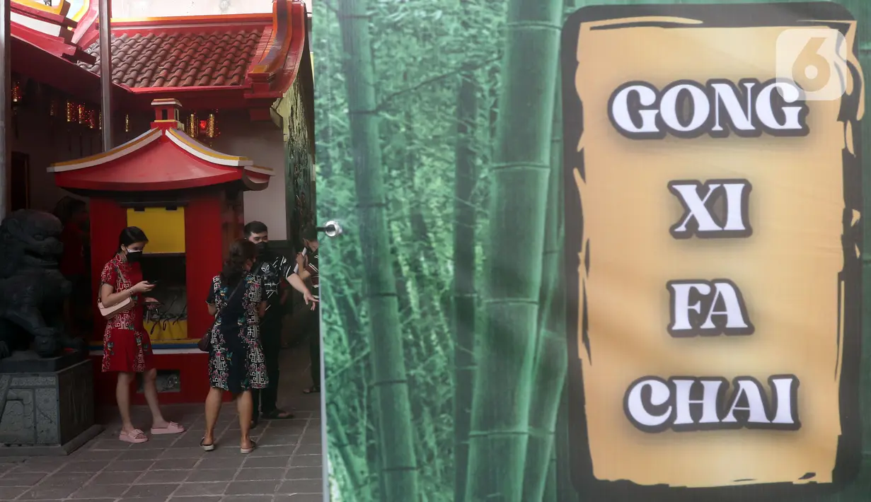 Warga keturunan Tionghoa usai sembahyang Tahun Baru Imlek 2573 di Vihara Dhanagun, Kota Bogor, Selasa (1/2/2022). Pelaksanaan ibadah Tahun Baru China atau Imlek 2573 di Kota Bogor berjalan secara khidmat dan aman. (Liputan6.com/Helmi Fithriansyah)