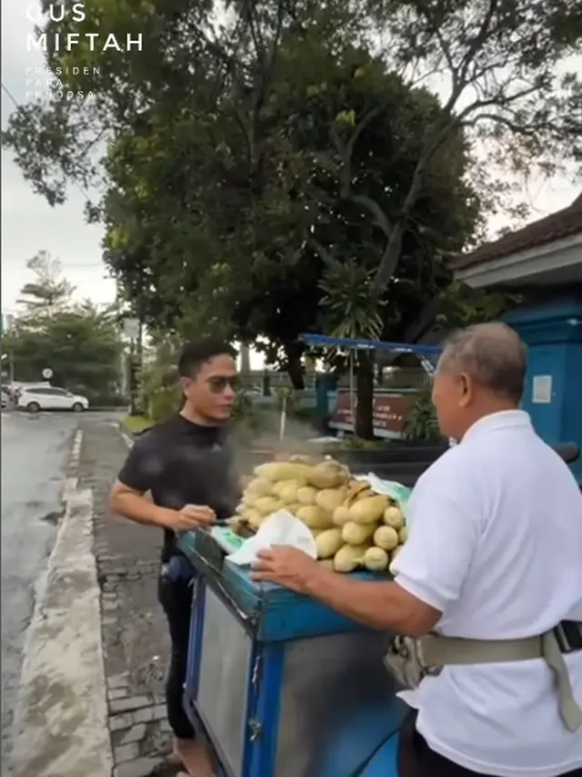 6 Potret Gus Miftah Beli Jajanan Kaki Lima, Disebut Netizen Hanya Pencitraan