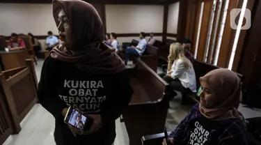 Solihah orangtua korban gangguan ginjal akut progresif atipikal (GGAPA) memegang foto anaknya saat menghadiri sidang lanjutan gugatan class action GGAPA di Pengadilan Negeri Jakarta Pusat, Jakarta, Selasa (18/7/2023). (Liputan6.com/Johan Tallo)