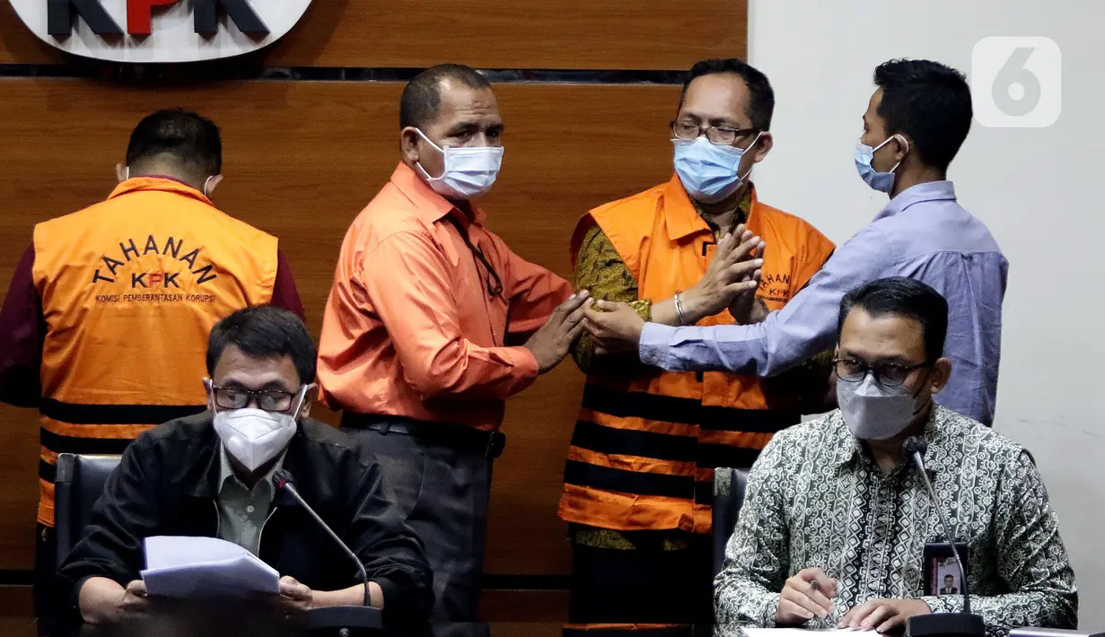 Hakim Pengadilan Negeri Surabaya, Itong Isnaeni Hidayat (keempat kiri) saat rilis penetapan penahanan tersangka di gedung KPK, Jakarta, Kamis (20/1/2022). Itong Isnaeni ditetapkan sebagai tersangka dugaan suap penanganan perkara di Pengadilan Negeri Surabaya. (Liputan6.com/Helmi Fithriansyah)