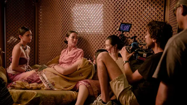 Atiqah Hasiholan di lokasi film Rajah. (Foto: Dok. Margate House Films/ 852 Films)