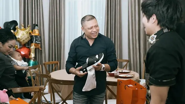 Disebut Kembar oleh Warganet, Begini Foto-foto Baby Azura saat Digendong Kellen Lemos