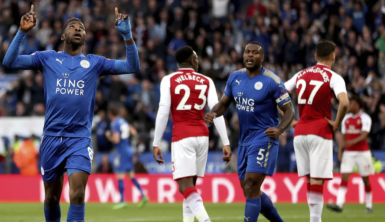 Striker Leicester City, Kelechi Iheanacho, melakukan selebrasi usai mencetak gol ke gawang Arsenal pada laga Premier League di Stadion King Power, Kamis (10/5/2018). Leicester City menang 3-1 atas Arsenal. (AP/David Davies)