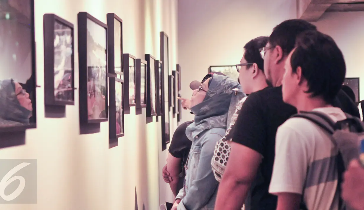 Sebanyak 80 karya foto yang memuat berbagai peristiwa yang terjadi di Indonesia sepanjang 2016 dipamerkan dalam pameran foro Kilas Balik 2016, Jakarta, Jumat (17/2). (Liputan6.com/Yoppy Renato)