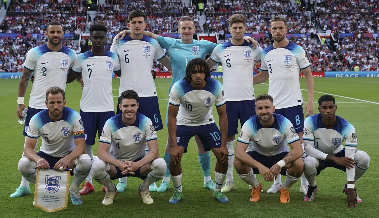 Para pemain starter Timnas Inggris berfoto sebelum dimulainya laga Grup C kualifikasi Euro 2024 menghadapi Makedonia Utara di Old Trafford, Manchester (19/6/2023). (AP Photo/Dave Thompson)