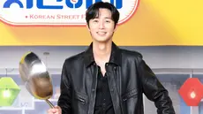 Park Seo Joon dalam konferensi pers Jinny's Kitchen. (Foto: tvN via Prime Video)