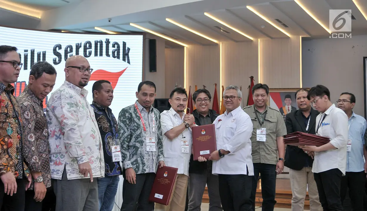 Ketua KPU Arief Budiman menyerahkan berita acara penetapan hasil Pemilu 2019 kepada perwakilan partai politik di Gedung KPU, Jakarta, Selasa (21/5/2019). Hasil rekapitulasi suara, 9 parpol mendapatkan perolehan suara di atas 4 persen dan 7 parpol di bawah 4 persen. (merdeka.com/Iqbal S Nugroho)