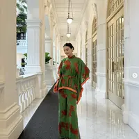 One set berpotongan longgar tampil megah dengan motif besar yang mendominasi. Gaya ini menghadirkan siluet megah dan tubuh yang tampak lebih jenjang. [Foto: Instagram/ Raline Shah]