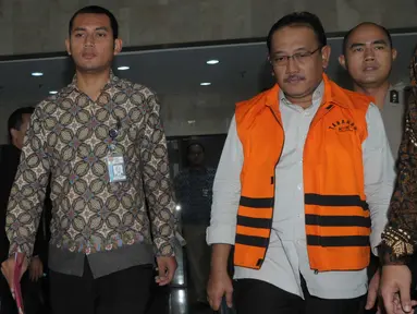 Direktur Keuangan PT Brantas Abipraya, Sudi Wantoko saat keluar dari gedung KPK usai menjalani pemeriksaan, Jakarta, Jumat (1/4). Sudi ditangkap bersama dua orang lainnya dalam Operasi Tangkap Tangan KPK. (Liputan6.com/Helmi Afandi) 
