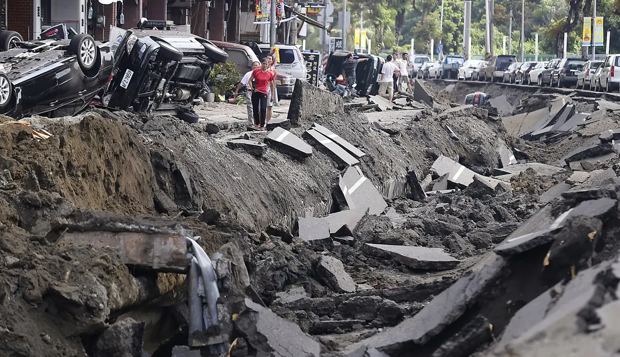 Ledakan tersebut mengakibatkan jalanan di Kaohsiung, Taiwan hancur dan rusak parah, Jumat (1/8/14). (REUTERS/Toby Chang) 