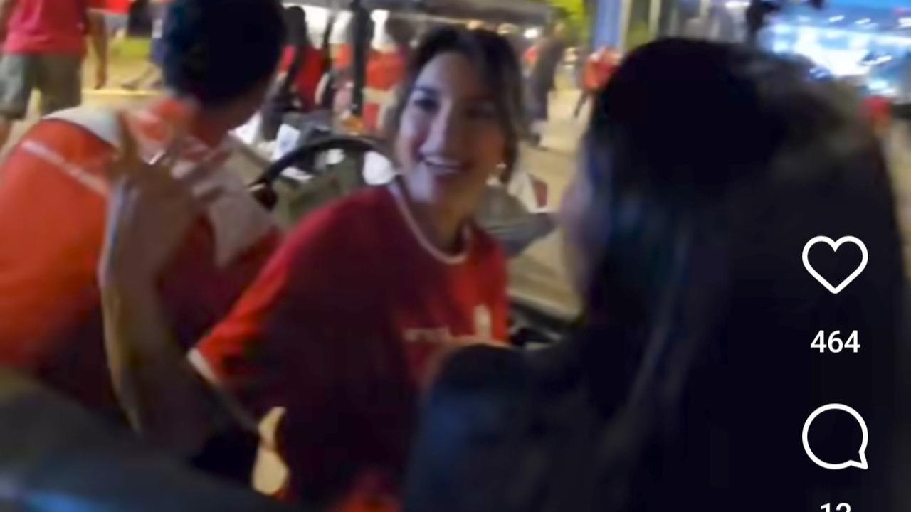 Potret Cantik Azizah Salsha & Jennifer Coppen Nonton Timnas Indonesia di GBK, Naik Buggy Car Ramai Disorot