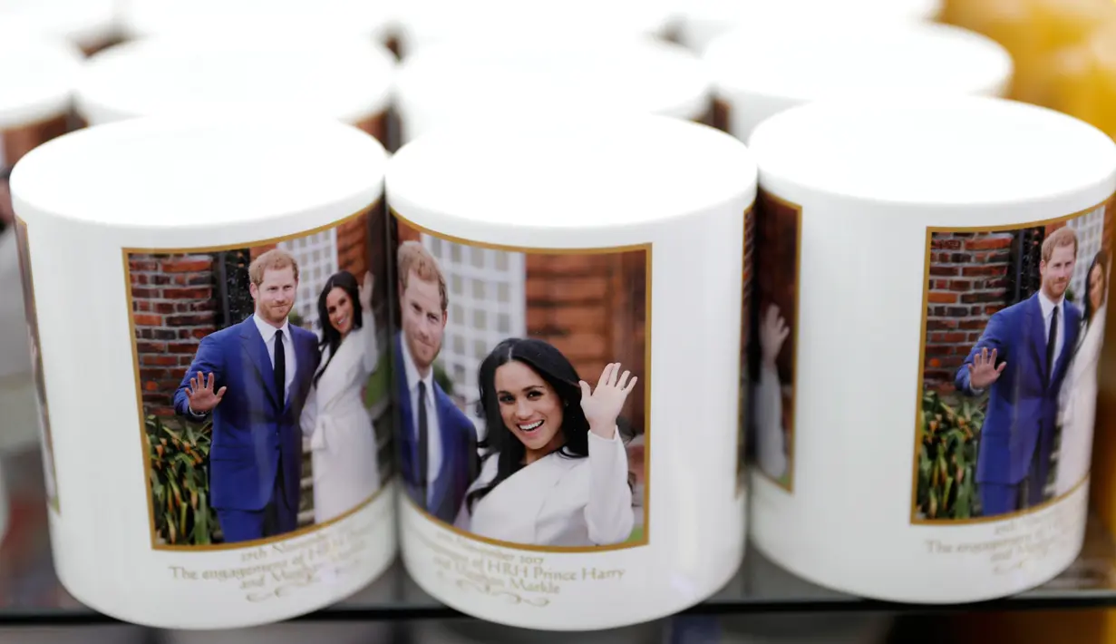 Suvenir mug untuk pernikahan Pangeran Harry dan Meghan Markle dijual di sebuah toko di London, Inggris, Rabu (28/3). Pernikahan Pangeran Harry dan Meghan Markle berlangsung pada 19 Mei 2018. (AP Photo/Matt Dunham)