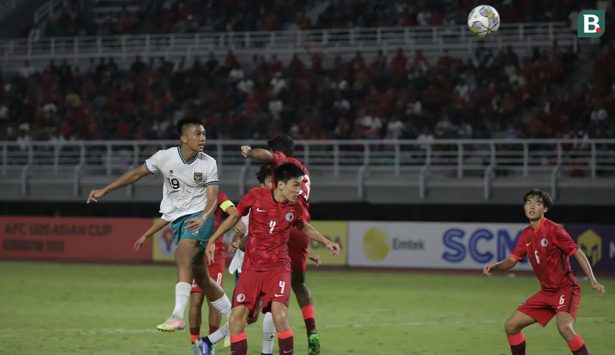 Rabbani Taasnim Siddiq dan kawan-kawan menutup babak pertama dengan keunggulan 3-0 setelah aksi memikat Zanadin Fariz berbuah gol berkelas ke gawang Timnas Hong Kong U-20 pada menit ke-43. (Bola.com/Ikhwan Yanuar)