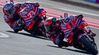 Dua pembalap dari Ducati Lenovo Team, Francesco Bagnaia (kanan) dan Enea Bastianini saat balapan sprint MotoGP Grand Prix Indonesia di Sirkuit Internasional Mandalika, Lombok, Nusa Tenggara Barat, 28 September 2024. (BAY ISMOYO/AFP)