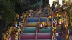 Umat Hindu berjalan di lantai atas kuil Sri Subramaniyar dalam prosesi selama festival Thaipusam di Gua Batu di pinggiran Kuala Lumpur, Malaysia, Selasa (18/1/2022). Acara tetap mematuhi prosedur operasi standar yang ketat karena pandemi COVID-19. (AP Photo/ Vincent Thian)