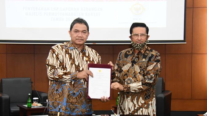 Pimpinan BPK Achsanul Qosasi menyerahkan LHP Laporan Keuangan MPR kepada Wakil Ketua MPR Fadel Muhammad di Ruang Delegasi, Kompleks Parlemen, Jakarta, Senin (10/8/2020).