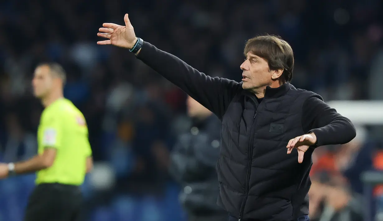 Pelatih Napoli, Antonio Conte, saat melawan Como pada laga perempat final Coppa Italia di Stadion Diego Armando Maradona, Rabu (11/2/2026). (Alessandro Garofalo/LaPresse via AP)