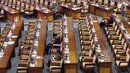 Sejumlah anggota dewan duduk mengikuti rapat paripurna DPR di Kompleks Parlemen, Senayan, Jakarta, Selasa (10/7). Salah satu hal yang dibahas dalam rapat tersebut adalah pelaksanaan APBN Tahun Anggaran 2017. (Liputan6.com/Johan Tallo)