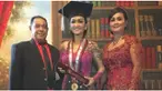 Kebaya ini berwarna pink dan cukup terbuka dari bahu hingga belahan dada, membuat Jupe terlihat lebih seksi.
