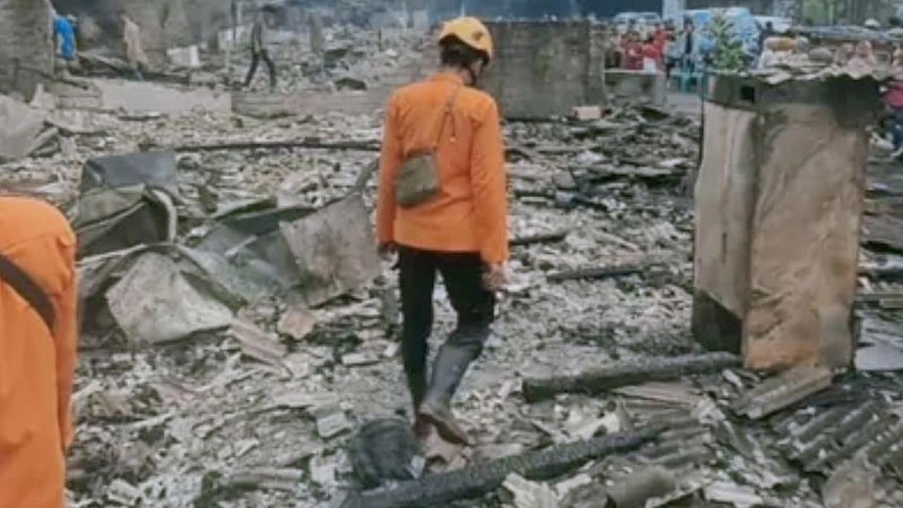 Tiga Damkar Berjibaku! Kebakaran Kios Oleh-oleh Purwakarta Ludeskan Puluhan Bangunan Semi Permanen