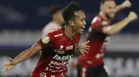 Selebrasi pemain Bali United, M. Rahmat usai menjebol gawang Persik Kediri dalam laga pembukaan BRI Liga 1 2021/2022 antara Bali United melawan Persik Kediri di Stadion Utama Gelora Bung Karno, Jumat (27/8/2021). (Foto: Bola.com/Ikhwan Yanuar)