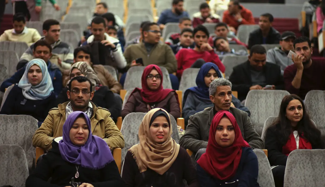 Warga Palestina saat menikmati film di aula Red Crescent Society di Kota Gaza, (25/2). Warga Palestina kembali dapat menikmati menonton film di biskop setelah 20 tahun lamanya. (REUTERS / Mohammed Salem)