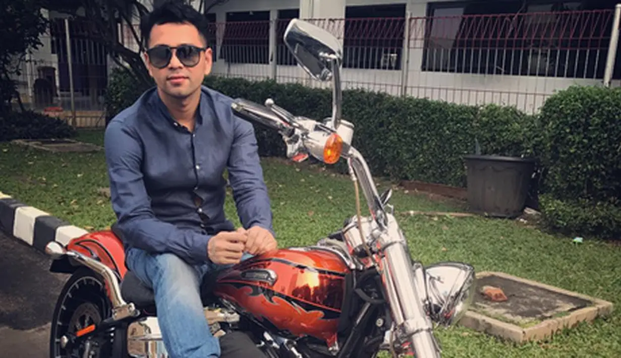 Salah satu selebriti yang didatangi oleh petugas pajak adalah Raffi Ahmad. Selasa, (22/8) petugas pajak dari Pemprov DKI mendatangi kediaman Raffi di kawasan Lebak Bulus Jakarta Selatan. (Instagram/raffinagita1717)