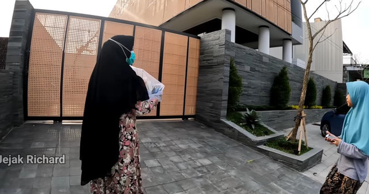 7 Potret Tampilan Depan Rumah Denny Caknan di Ngawi, Kombinasi Batu Alam dan Tanaman