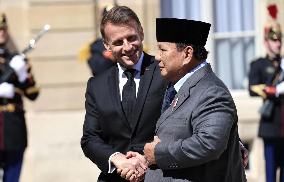 FOTO: Presiden Macron Sambut Hangat Prabowo di Istana Elysee Paris