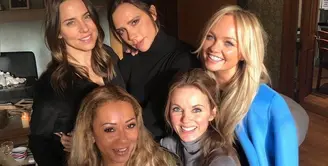 Victoria Beckham mengunggah sebuah foto yang memperlihatkan reunian anggota Spice Girls. Tentu saja hal itu bikin para penggemar bahagia dan juga bersemangat. (instagram/victoriabeckham)