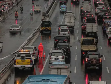 Kendaraan bermotor melaju tersendat di ruas Tol Dalam Kota (Dalkot), Jakarta, Selasa (17/12/2019). Air hujan sempat menggenangi sebagian ruas Tol Dalam Kota  untuk arah Kuningan arah Cawang hingga sempat membuat lalu lintas tersendat. (Liputan6.com/Faizal Fanani)