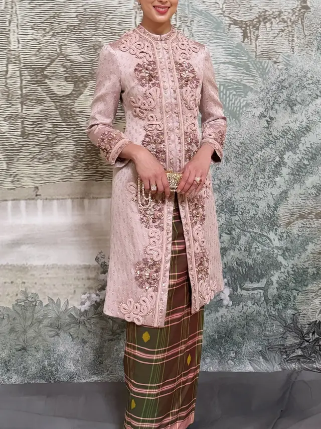 Gaya Kembar Menpar Widi Wardhana dan Annisa Pohan Kenakan Kebaya dan Sarung untuk Kondangan