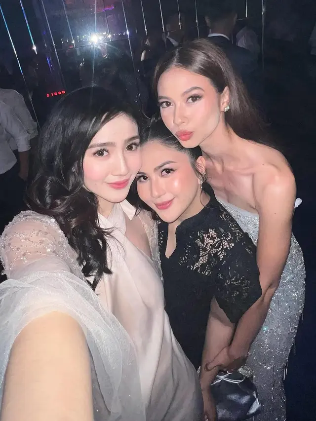 6 Potret Jessica Mila Kondangan Bareng Keluarga Suami, Anggun dan Modis