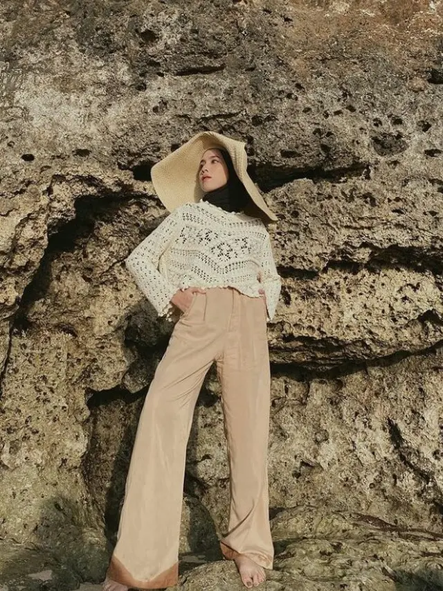 9 Inspirasi Outfit Hijab ke Pantai, Simple dan Modis