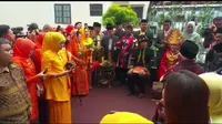 Kahiyang Ayu-Bobby Nasution Jalani prosesi Tu Tapian Raya Bangunan. Ini merupakan prosesi terakhir dari seluruh rangkaian pesta adat. (Liputan6/ Nanda Perdana Putra)