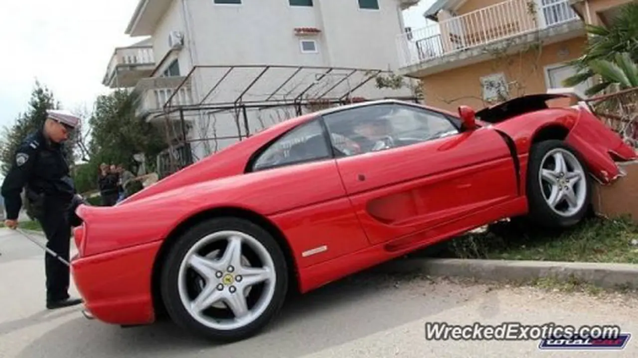Hilang Kendali, Ferrari Ini Seruduk Pagar dan Hancurkan Taman 