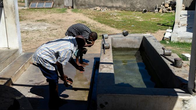 Pria muslim mengambil air untuk wudhu untuk melaksanakan salat selama bulan Ramadan di desa Kumwamba, Pulau Ibo, 14 Mei 2019. Umat Islam di Mozambik melalui bulan Ramadan dengan badai yang menyebabkan sebagian besar masjid hancur dan persediaan makanan sangat terbatas (Zinyange Auntony/AFP)