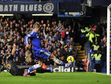 Aksi Fernando Torres mencetak gol pada menit ke-90 mengunci kemenangan 2-1 Chelsea atas Mancester (AFP/Glyn Kirk)