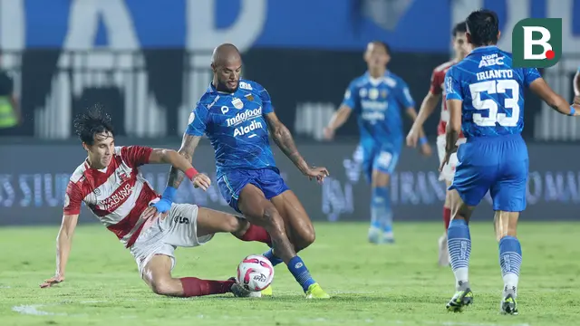 Foto: Aksi David da Silva Acak-acak Pertahanan Madura United, Borong 2 Gol Buat Persib